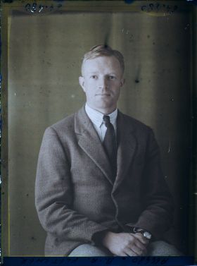 Image représentant https://musee-albert-kahn.s-museum.fr/home/NWQ2OTAwYzNmYjZlZTk1ZWQwODJmMjY4L2dlbmVyaWMtbm90aWNlLXRhYi9hdXRob3JpdHkvNjE3YTc5ZjVjZjhiODk2OGIzMzM3ZDIx/5d6900c3fb6ee95ed082f268/generic-notice-tab/authority/617a79ebcf8b8968b3336d3e Monsieur B.A. Fletcher