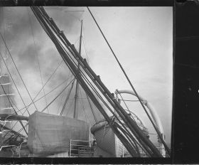 Image représentant Les haubans et les mâts au dessus du pont supérieur
