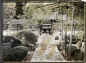 Image représentant Temple Kôshô-ji : la première cour du temple et la porte menant vers la seconde cour menant au hondo