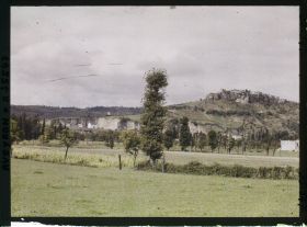 Image représentant Le village de Capdenac, vue prise de la route de Saint-Julien-d'Empare