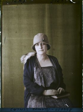 Image représentant https://musee-albert-kahn.s-museum.fr/home/NWQ2OTAwYzNmYjZlZTk1ZWQwODJmMjY4L2dlbmVyaWMtbm90aWNlLXRhYi9hdXRob3JpdHkvNjE3YTc5ZjVjZjhiODk2OGIzMzM3ZDIx/5d6900c3fb6ee95ed082f268/generic-notice-tab/authority/617a79ebcf8b8968b333774c Madame La Baronne Schay