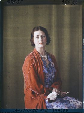 Image représentant https://musee-albert-kahn.s-museum.fr/home/NWQ2OTAwYzNmYjZlZTk1ZWQwODJmMjY4L2dlbmVyaWMtbm90aWNlLXRhYi9hdXRob3JpdHkvNjE3YTc5ZjVjZjhiODk2OGIzMzM3ZDIx/5d6900c3fb6ee95ed082f268/generic-notice-tab/authority/617a79ebcf8b8968b3336992 Madame Brocheton