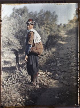 Image représentant Berger turc ou alawite portant un gilet formant une besace dorsale