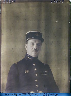 Image représentant Le  https://musee-albert-kahn.s-museum.fr/home/NWQ2OTAwYzNmYjZlZTk1ZWQwODJmMjY4L2dlbmVyaWMtbm90aWNlLXRhYi9hdXRob3JpdHkvNjE3YTc5ZjVjZjhiODk2OGIzMzM3ZDIx/5d6900c3fb6ee95ed082f268/generic-notice-tab/authority/617a79ebcf8b8968b3336b35 lieutenant Davier