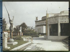 Image représentant L'Exposition des arts décoratifs, Pavillon des magasins de la place Clichy, sur l'esplanade des Invalides