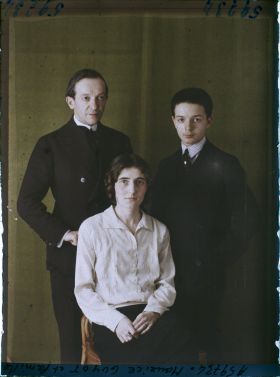 Image représentant https://musee-albert-kahn.s-museum.fr/home/NWQ2OTAwYzNmYjZlZTk1ZWQwODJmMjY4L2dlbmVyaWMtbm90aWNlLXRhYi9hdXRob3JpdHkvNjE3YTc5ZjVjZjhiODk2OGIzMzM3ZDIx/5d6900c3fb6ee95ed082f268/generic-notice-tab/authority/617a79ebcf8b8968b3336ecc Monsieur Maurice Guyot,  https://musee-albert-kahn.s-museum.fr/home/NWQ2OTAwYzNmYjZlZTk1ZWQwODJmMjY4L2dlbmVyaWMtbm90aWNlLXRhYi9hdXRob3JpdHkvNjE3YTc5ZjVjZjhiODk2OGIzMzM3ZDIx/5d6900c3fb6ee95ed082f268/generic-notice-tab/authority/617a79ebcf8b8968b3336ecd Madame Guyot  et  https://musee-albert-kahn.s-museum.fr/home/NWQ2OTAwYzNmYjZlZTk1ZWQwODJmMjY4L2dlbmVyaWMtbm90aWNlLXRhYi9hdXRob3JpdHkvNjE3YTc5ZjVjZjhiODk2OGIzMzM3ZDIx/5d6900c3fb6ee95ed082f268/generic-notice-tab/authority/617a79ebcf8b8968b3336ece leur fils