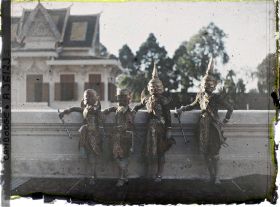 Image représentant Quatre danseuses du ballet royal, en costumes de guerriers (soldats à gauche, officiers à droite)