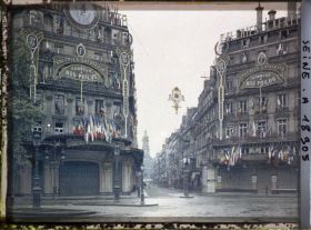 Image représentant Décorations en l'honneur des Poilus aux Galeries Lafayette, à l'angle du boulevard Haussmann et de la rue de la Chaussée-d'Antin