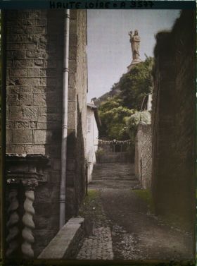 Image représentant La rue du Cloître dominée par la statue de Notre-Dame-de-France érigée au sommet du rocher Corneille
