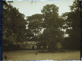 Image représentant Case du fétiche Homgbo (?) adossée à l'enclos sacré