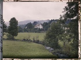 Image représentant France, Hohwald, Groupe de Maisons de Holwald : clairière de prairies au milieu de la grande forêt
