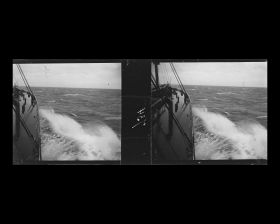 Image représentant Paquets de mer balayant l'avant du navire