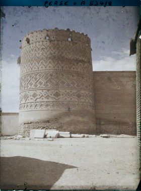 Image représentant Tour de l'enceinte fortifiée du palais de Karim Khân Zand (mi XVIIIe siècle)