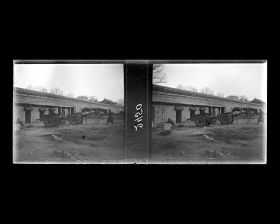 Image représentant Des charrettes dételées et l'enceinte sud-ouest de la ville impériale que longe Xichanganjie ("rue Ouest de la Paix Éternelle")