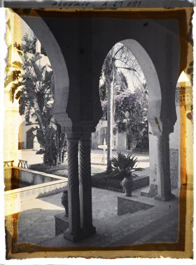 Image représentant Le palais du Bardo, la seconde cour vue du pavillon à arcades