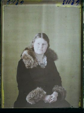 Image représentant https://musee-albert-kahn.s-museum.fr/home/NWQ2OTAwYzNmYjZlZTk1ZWQwODJmMjY4L2dlbmVyaWMtbm90aWNlLXRhYi9hdXRob3JpdHkvNjE3YTc5ZjVjZjhiODk2OGIzMzM3ZDIx/5d6900c3fb6ee95ed082f268/generic-notice-tab/authority/617a79ebcf8b8968b333670d Madame Adam