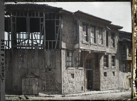 Image représentant Maisons à étages en bois et torchis (?) dont l'une en construction