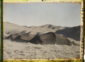 Image représentant Une tente familiale, une Kayma, en poil de chèvre, d'un campement de nomades Pachtouns