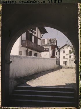 Image représentant France, Bidart, La Mairie de Bidart vue du porche de l'Eglise