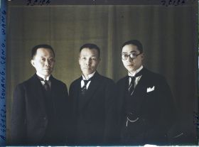 Image représentant Le  https://musee-albert-kahn.s-museum.fr/home/NWQ2OTAwYzNmYjZlZTk1ZWQwODJmMjY4L2dlbmVyaWMtbm90aWNlLXRhYi9hdXRob3JpdHkvNjE3YTc5ZjVjZjhiODk2OGIzMzM3ZDIx/5d6900c3fb6ee95ed082f268/generic-notice-tab/authority/617a79eacf8b8968b3336590 général Soung, le  https://musee-albert-kahn.s-museum.fr/home/NWQ2OTAwYzNmYjZlZTk1ZWQwODJmMjY4L2dlbmVyaWMtbm90aWNlLXRhYi9hdXRob3JpdHkvNjE3YTc5ZjVjZjhiODk2OGIzMzM3ZDIx/5d6900c3fb6ee95ed082f268/generic-notice-tab/authority/617a79eacf8b8968b3336591 colonel Seng et le  https://musee-albert-kahn.s-museum.fr/home/NWQ2OTAwYzNmYjZlZTk1ZWQwODJmMjY4L2dlbmVyaWMtbm90aWNlLXRhYi9hdXRob3JpdHkvNjE3YTc5ZjVjZjhiODk2OGIzMzM3ZDIx/5d6900c3fb6ee95ed082f268/generic-notice-tab/authority/617a79eacf8b8968b3336592 secrétaire Weng