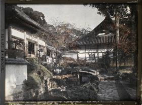 Image représentant Temple Kôshô-ji : rivière sèche et, au fond, le hondô