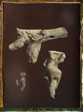 Image représentant France, St Germain-en-Laye, Musée : Bâton de Comt à 3 têtes de Chevaux, Mas d'Azil 47080. Pendeloque avec bouquetin gravé 47257; Statuette humaine Laugerie Basse 47018.