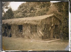 Image représentant Bâtiment camouflé et soldats