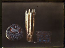 Image représentant Deux pectoraux en cloisonné et objet en or