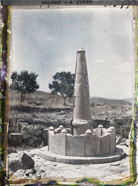 Image représentant Algérie, Djemila, Une fontaine
