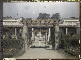 Image représentant L'Exposition des arts décoratifs, Jardin de Vacherot et Riousse sur l'esplanade des Invalides, entre le Pavillon de Mulhouse et Hôtel du Collectionneur