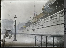 Image représentant Canons et avions pris aux Allemands exposés place de la Concorde