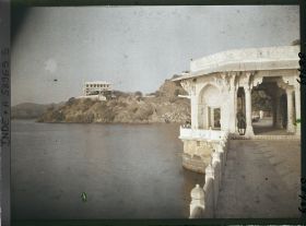Image représentant Un des pavillons de marbre sur les rives du lac Anasagar