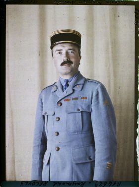 Image représentant Le capitaine  https://musee-albert-kahn.s-museum.fr/home/NWQ2OTAwYzNmYjZlZTk1ZWQwODJmMjY4L2dlbmVyaWMtbm90aWNlLXRhYi9hdXRob3JpdHkvNjE3YTc5ZjVjZjhiODk2OGIzMzM3ZDIx/5d6900c3fb6ee95ed082f268/generic-notice-tab/authority/617a79ebcf8b8968b3337658 Raymond Recouly