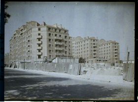 Image représentant Construction d'habitations à bon marché (HBM) sur la zone de fortifications à la porte de Bagnolet, (angle boulevard Mortier et rue Victor Dejeante)