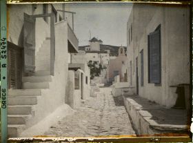 Image représentant Une rue avec Chapelle