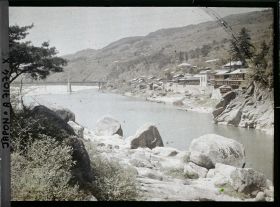 Image représentant Le village de Kasagi vu des rives de la Kizugawa (rivière Kizu)