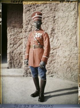 Image représentant L'Exposition Coloniale Internationale de 1931, un homme dioula en uniforme de gendarme