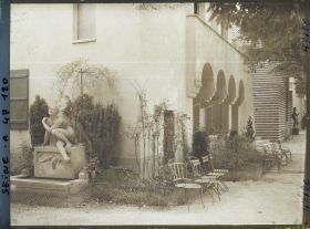 Image représentant L'Exposition des arts décoratifs, Pavillon de la Grèce, architecte C. Skyrianos, fontaine de Caracos