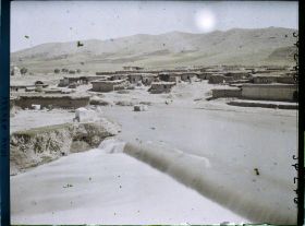 Image représentant Le village, la rivière Khabur au pied des montagnes (chaîne du Zagros, frontière du Kurdistan)