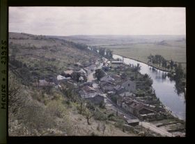 Image représentant France, Dun s/Meuse, Vue prise du haut de Dun-s-Meuse vers le Sud, en bas la route de Verdun