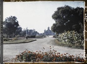 Image représentant Une partie du parc à la française du nouveau palais du maharajah Jagatjit Singh et le Jagatjit jubilee hall