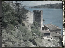 Image représentant Enceinte fortifiée du château dominant le Bosphore