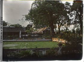 Image représentant Le soleil couchant sur l'angle nord-est de la troisième cour du Van-mieu, avec le bassin Thien-quang-tinh (" puits où se reflète l'éclat pur du ciel ") et une vue partielle sur la quatrième cour