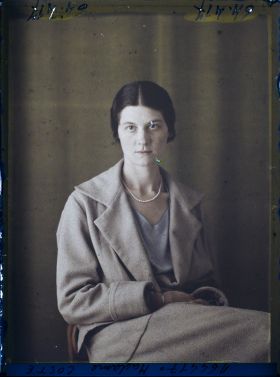 Image représentant https://musee-albert-kahn.s-museum.fr/home/NWQ2OTAwYzNmYjZlZTk1ZWQwODJmMjY4L2dlbmVyaWMtbm90aWNlLXRhYi9hdXRob3JpdHkvNjE3YTc5ZjVjZjhiODk2OGIzMzM3ZDIx/5d6900c3fb6ee95ed082f268/generic-notice-tab/authority/617a79ebcf8b8968b3336b04 Madame Coste