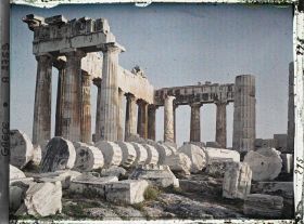 Image représentant Sur l'Acropole, le Parthénon. Vestiges de la colonnade extérieure côté est et une colonne encore debout de la Pronaos (portique d'entrée)