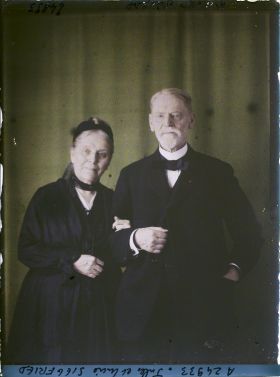 Image représentant Monsieur  https://musee-albert-kahn.s-museum.fr/home/NWQ2OTAwYzNmYjZlZTk1ZWQwODJmMjY4L2dlbmVyaWMtbm90aWNlLXRhYi9hdXRob3JpdHkvNjE3YTc5ZjVjZjhiODk2OGIzMzM3ZDIx/5d6900c3fb6ee95ed082f268/generic-notice-tab/authority/617a79ebcf8b8968b33377e7 Jules Siegfried et son épouse  https://musee-albert-kahn.s-museum.fr/home/NWQ2OTAwYzNmYjZlZTk1ZWQwODJmMjY4L2dlbmVyaWMtbm90aWNlLXRhYi9hdXRob3JpdHkvNjE3YTc5ZjVjZjhiODk2OGIzMzM3ZDIx/5d6900c3fb6ee95ed082f268/generic-notice-tab/authority/617a79ebcf8b8968b33377e8 Julie Siegfried