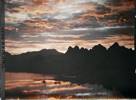 Image représentant Le soleil couchant sur les Rochers de Ky-lu'a