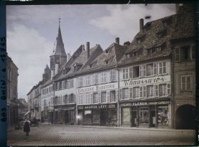 Image représentant France, Haguenau, Grande rue et l'Eglise St Georges vues de la place d'Armes