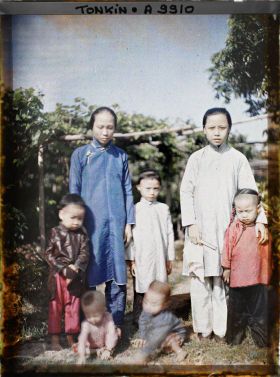 Image représentant Des jeunes femmes et enfants chinois