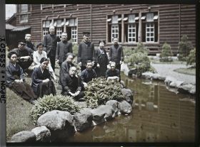 Image représentant Ecole d'Aoyama ou bien école Gakushuin réservée à l'aristocratie (?), groupe de professeurs dans le jardin